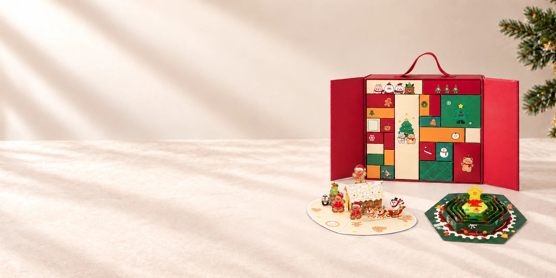 Caja de regalo de calendario de Adviento y tarjetas pop-up incluidas en la selección, en un ambiente navideño acogedor