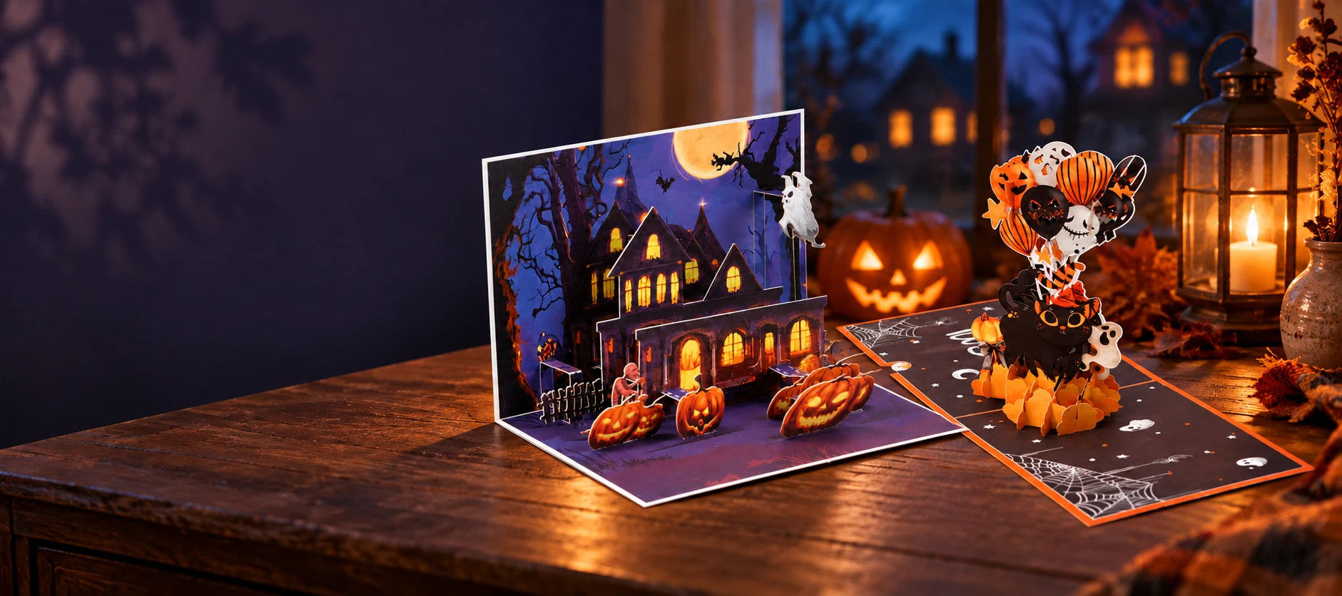Tarjetas pop-up abiertas de una casa encantada y un globo de gato negro, en una escena de Halloween a la luz de la luna
